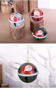 Vue détaillée de cloches de Noël grises rouges et vertes avec motifs Père Noël et bonhomme