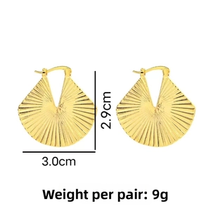 Macro shot of 24k gold-plated fan-shaped earrings with 3.0cm width and 2.9cm height
