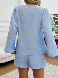 Vista posteriore dettagliata del set relax in maglia blu con maniche a sbuffo e pantaloncini