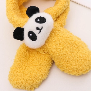 Dettaglio sciarpa neonato in peluche giallo con testa di panda 3D e pile morbido