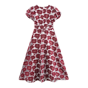 Elegantes weißes Kleid mit roten Rosen, Puffärmeln und Reißverschluss auf der Rückseite