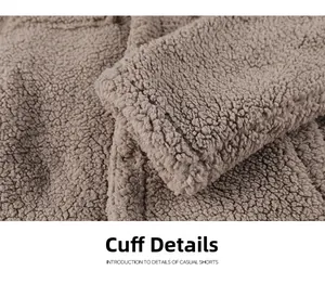 Detail der dicken Fleece-Textur und der genähten Manschette an der braunen Lammwolljacke