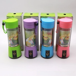 Mini spremiagrumi USB portatili in verde, viola, blu e rosa con comodi cinturini da polso