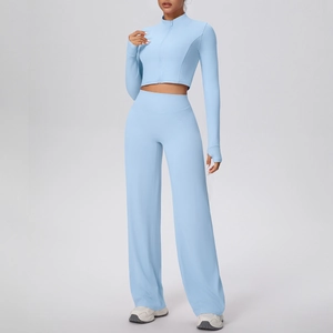 Ensemble de yoga bleu clair deux pièces avec veste zippée et pantalon large taille haute