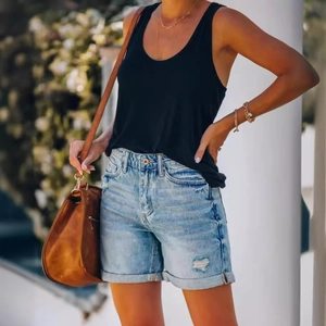 Tenue d'été décontractée femme avec débardeur noir et short en jean déchiré