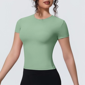 Détail d'un t-shirt de yoga ajusté vert menthe en tissu respirant extensible à col rond