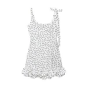Robe à pois avec bretelles à nœud et ourlet à volants sur fond blanc épuré