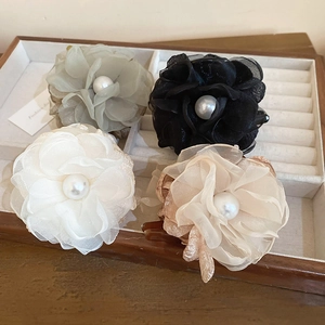 Lot de 4 barrettes à fleurs élégantes avec perles d'imitation sur plateau de bijoux en bois