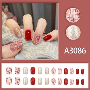 Coffret de 24 faux ongles avec motif à carreaux en tweed rouge vintage et paillettes dorées