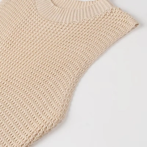 Détail du haut en maille sans manches avec texture crochet et bordure côtelée au col