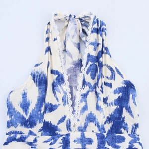 Robe longue dos nu à imprimé bleu et blanc avec finitions délicates en dentelle blanche