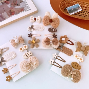 Set di fermagli per capelli in peluche beige con fiocchi e fiori per bambina