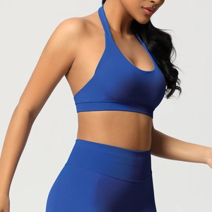 Détail de la taille côtelée sans couture du soutien-gorge de yoga bleu roi et du legging