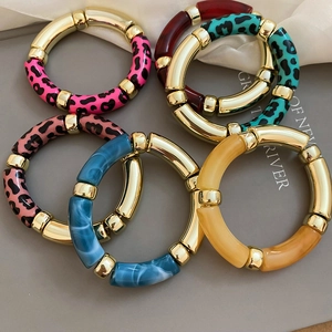 Gros plan sur les bracelets bambou en acrylique coloré avec imprimé léopard et métal doré
