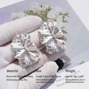 Boucles d'oreilles fleurs argentées à double couche avec pétales plissés et tiges en argent 925