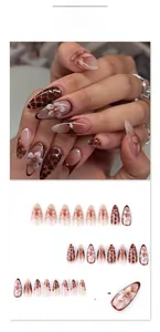 Détail des ongles JP3786 amande avec art floral 3D et motifs de marbre brun