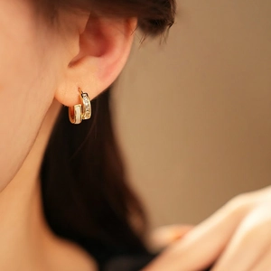Boucles d'oreilles C géométriques plaquées or avec émail blanc et accents de zircon