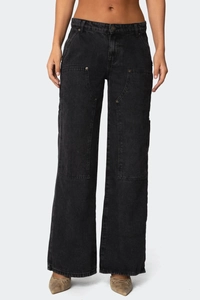 Jean cargo noir à jambes larges avec rivets métalliques et poches multiples sur modèle