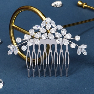 Dettaglio macro del pettine per capelli da sposa con zirconi a goccia e argentatura