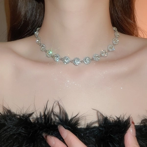 Dettaglio ravvicinato della collana choker con strass scintillanti e cristalli lucenti