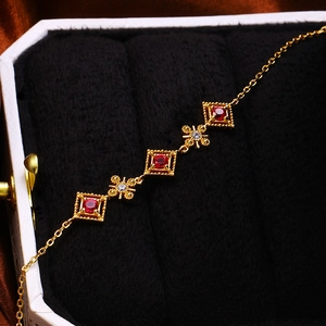 Detail eines Vintage Silberarmbands mit rotem Korund und weißen Zirkonia Akzenten