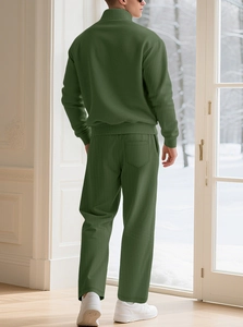 Vista posteriore dettagliata del set in maglia a costine da uomo in verde militare elegante