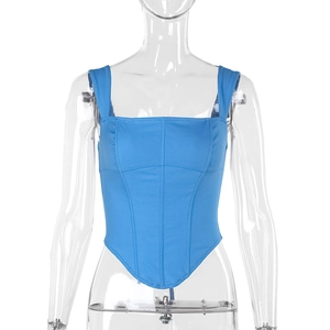 Détail du caraco corset bleu présentant des coutures verticales et une encolure carrée