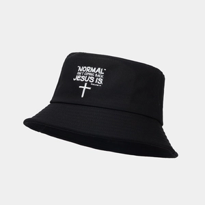 Dettaglio cappello alla pescatora in cotone nero con stampa religiosa bianca e croce