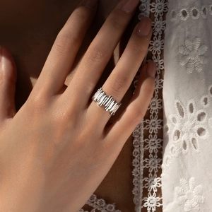 Unregelmäßiger S925 Sterlingsilber Ring mit Mehrstab-Design an Hand mit Spitze