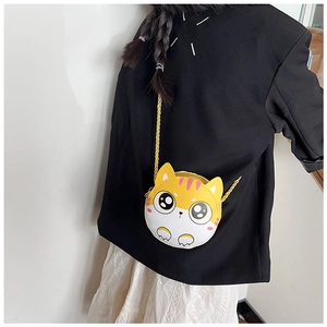 Fille portant un mignon sac bandoulière chat jaune avec bandoulière torsadée dorée
