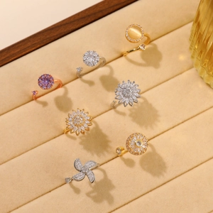 Zirkonia Blumenringe drehbar in Gold und Silber auf einem Schmucktablett
