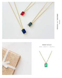 Detalle de collares con gemas de corte rectangular en varios colores y una cadena dorada