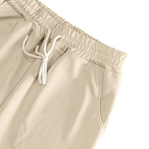 Dettaglio dei pantaloni sportivi da uomo con vita elastica a coulisse e tasche laterali