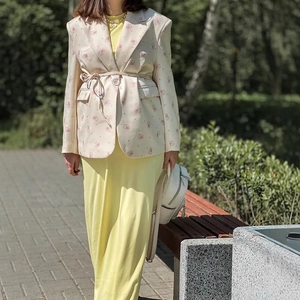 Blazer fleuri femme en crème et rose avec cordon de serrage pour un style printanier