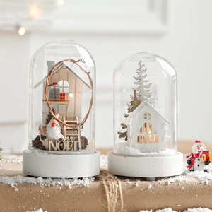 Dôme de Noël nordique en verre avec Père Noël et décorations lumineuses LED