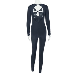 Détail de la découpe au dos et de l'anneau métallique sur ce body noir à manches longues