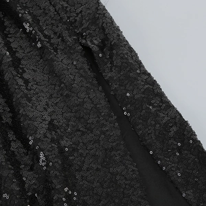 Détail du tissu en maille noire avec des cristaux étincelants de haute densité