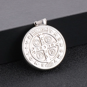 Pendentif religieux médaille de Saint Benoît en acier inoxydable poli pour homme et femme