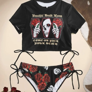 Bikini gothique deux pièces pour femmes avec imprimé crâne et rose et haut à cordon