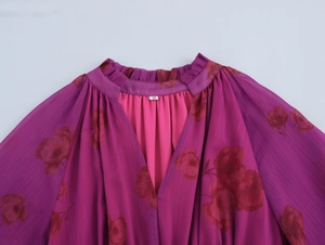 Détail du col en V avec volants sur robe longue en mousseline à imprimé fleuri chic