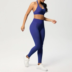 Vista laterale del set da yoga blu scuro con reggiseno sportivo all'americana e leggings