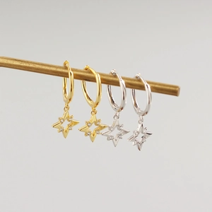 Détail des boucles d'oreilles étoile en argent S925 en finitions or et argent avec zircon