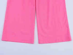 Détail de l'ourlet plat à double couture d'un pantalon large en lin rose pour femmes