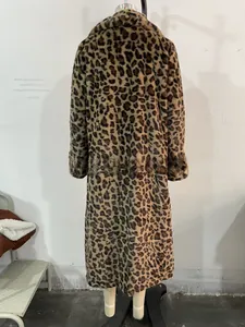 Vue arrière d'un long manteau en fausse fourrure avec motif léopard classique et texture épaisse