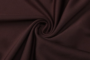 Vue macro détaillée de la texture du tissu plissé marron foncé avec un drapé doux et élégant