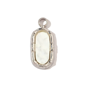Détail d'un pendentif ovale en acier inoxydable avec pierre de marbre blanc et bord texturé