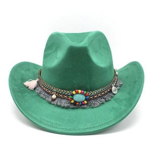 Détail du chapeau de cowboy en daim vert émeraude avec bande perlée bohème et turquoise