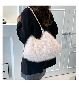Sac à épaule en fausse fourrure rose sur modèle avec texture douce et bandoulière