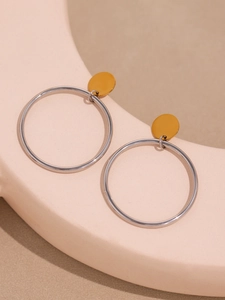 Détails de boucles d'oreilles créoles bicolores avec anneaux argentés et disques dorés