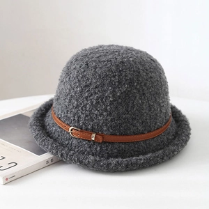 Détail d'un chapeau cloche gris en laine bouclée avec boucle en cuir marron